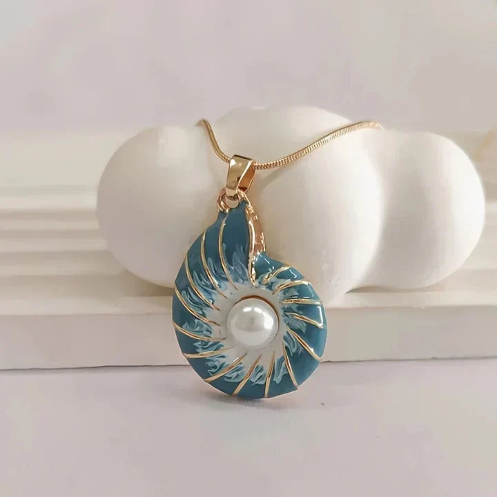 Collier en perles bleues et coquillages