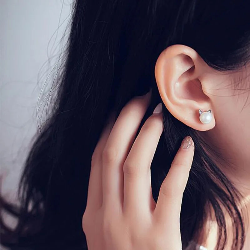 Boucles d'oreilles avec perle et motif de chat en argent sterling