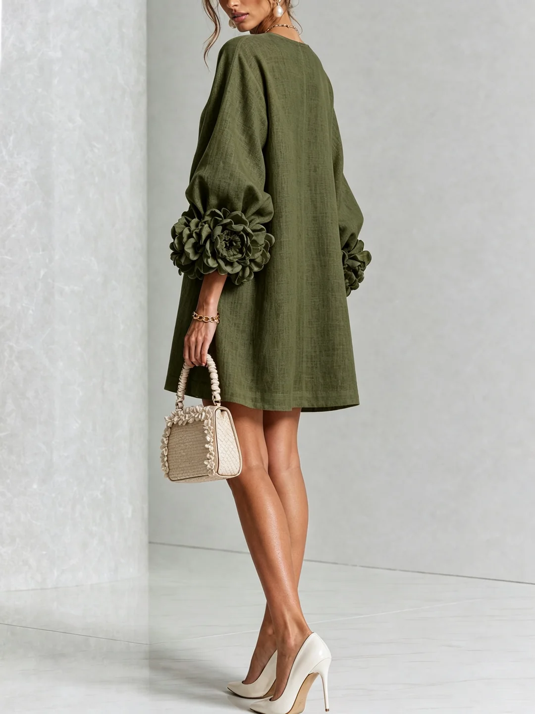 Gaia | Mini-Robe en Mélange de Lin avec Poignets Roses, Vert Olive