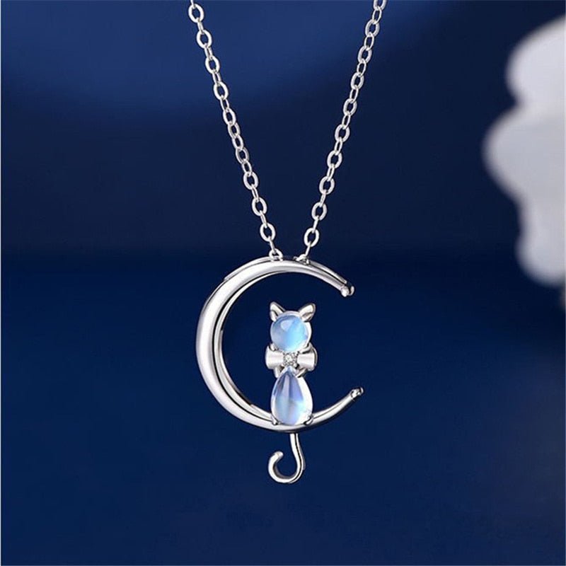 Collier avec pierre de lune et petit chat
